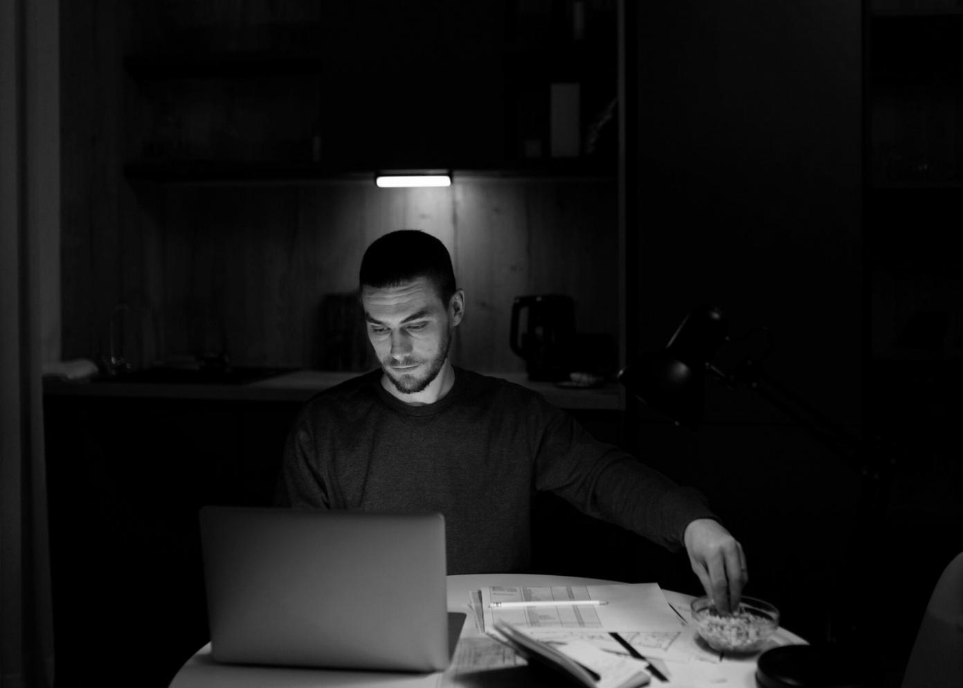 Consultation financière familiale dans un bureau moderne