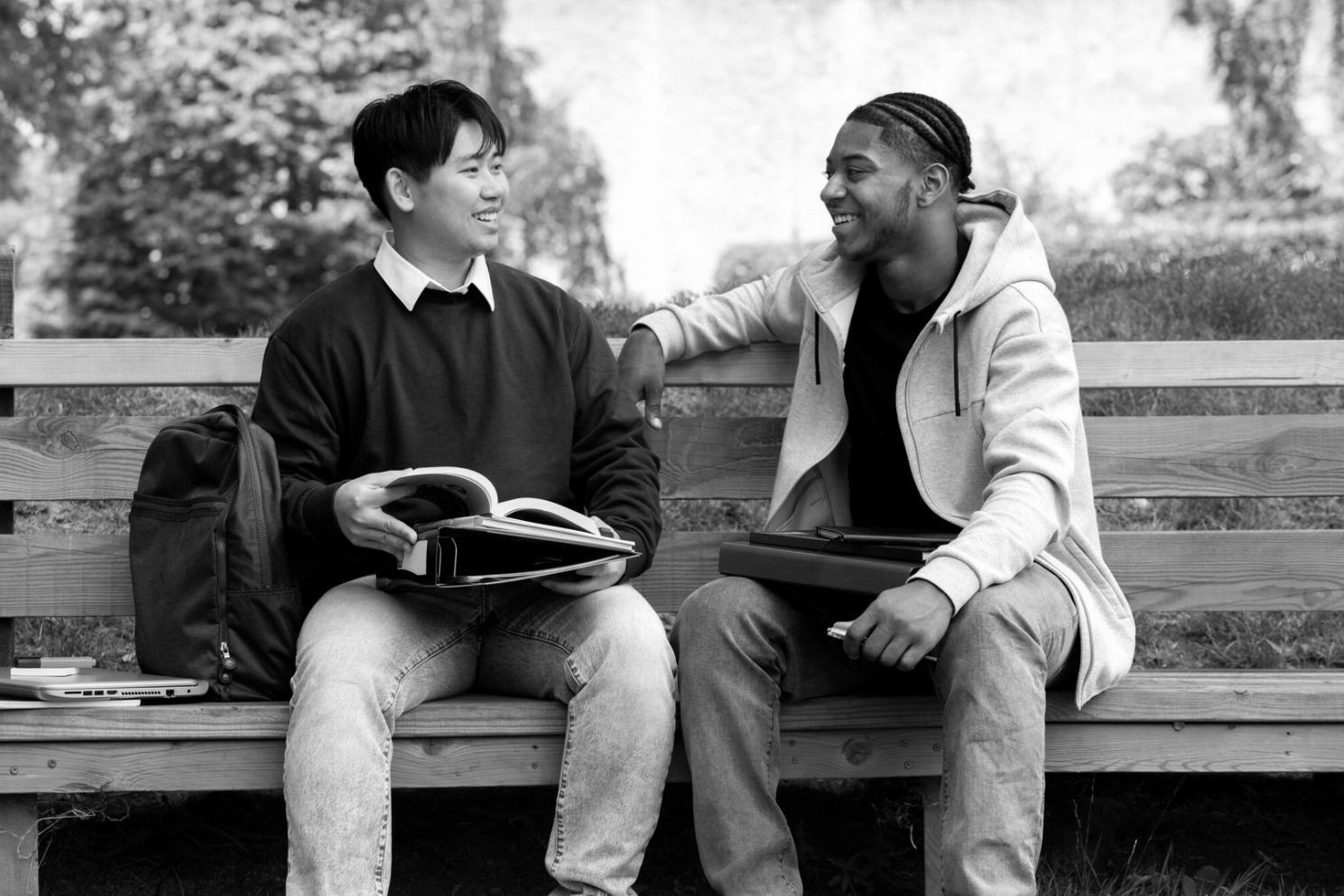 Réunion familiale autour d'un plan financier