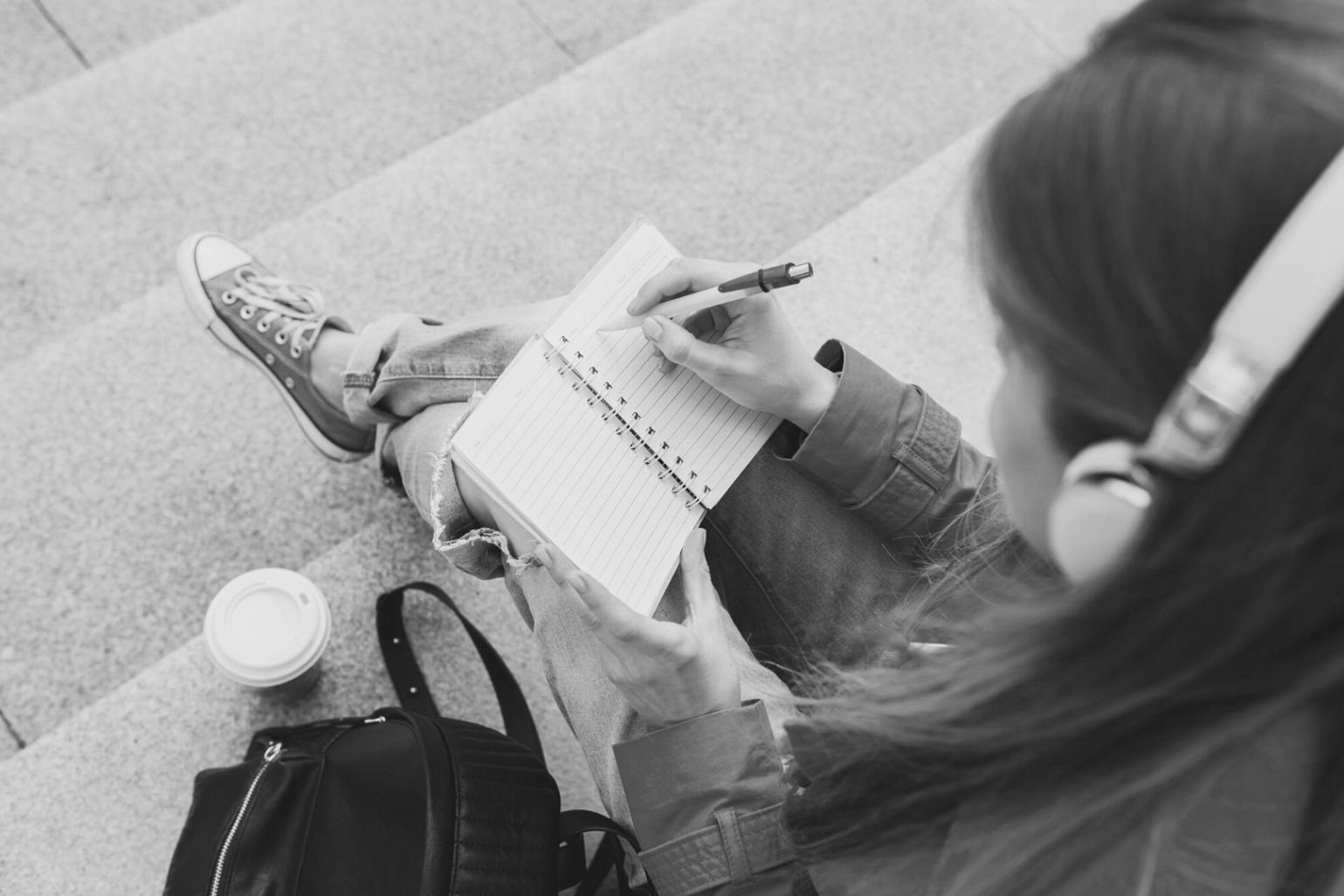 Session de formation en gestion financière avec documents et calculatrice