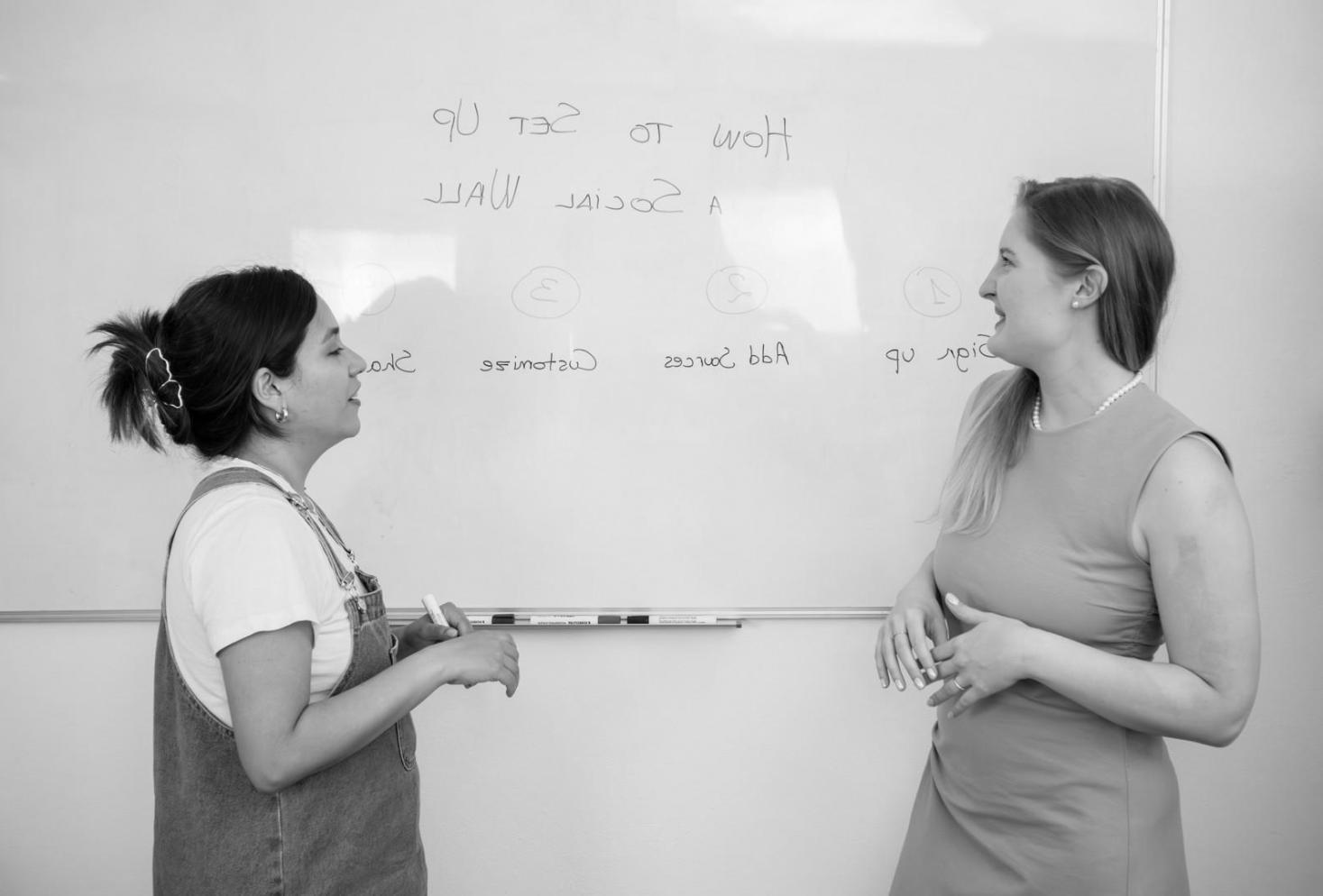 Réunion stratégique d'une famille d'entrepreneurs autour d'une table