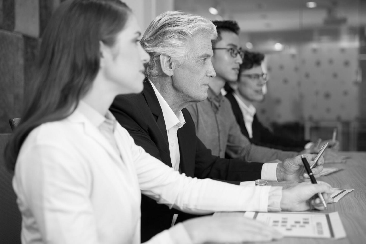 Analyse financière détaillée avec graphiques et documents sur un bureau