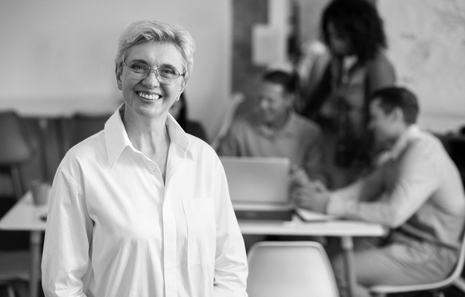 Bureau familial avec documents financiers et calculatrice